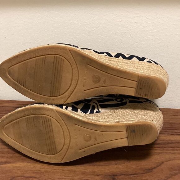 Diane B. Milano Closed Toe Espadrille in Navy/Beige Print. Size 7. - Picture 6 of 8